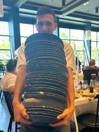 עמרי שוטף כלים