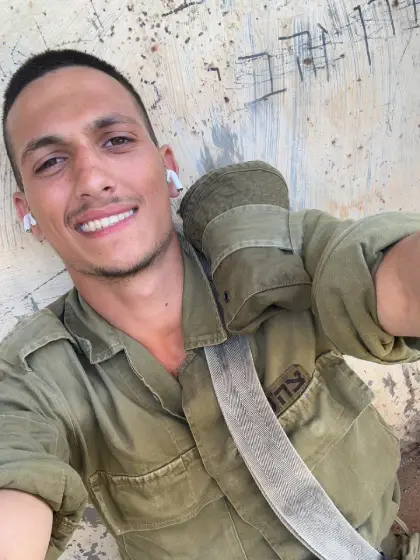 עמרי כהן מחייך