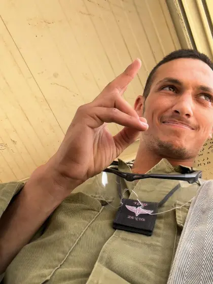 עמרי מצביע למעלה